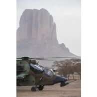 Un hélicoptère Tigre EC-665 HAD B2 du 3e régiment d'hélicoptères de combat (RHC) stationne sur le plateau d'Hombori, au Mali.