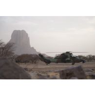 Un hélicoptère Tigre EC-665 HAD B2 du 3e régiment d'hélicoptères de combat (RHC) stationne à Hombori, au Mali.