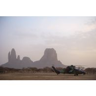 Un hélicoptère Tigre EC-665 HAD B2 du 3e régiment d'hélicoptères de combat (RHC) stationne sur le plateau d'Hombori, au Mali.