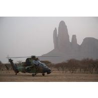 Un hélicoptère Tigre EC-665 HAD B2 du 3e régiment d'hélicoptères de combat (RHC) stationne sur le plateau d'Hombori, au Mali.