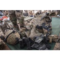 Un commando parachutiste (GCP) prépare son équipement pour partir en mission à Hombori, au Mali.