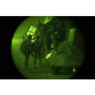 Des commandos parachutistes (GCP) embarquent à bord d'un hélicoptère Caïman NH-90 du 3e régiment d'hélicoptères de combat (RHC) dans la région de Serma, au Mali.