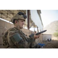 Un commando parachutisteu (GCP) du 2e régiment étranger de parachutistes (REP) décharge pistolet automatique PAMAS au retour d'une mission sur le camp d'Hombori, au Mali.