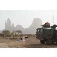 Un porteur polyvalent logistique (PPLOG) stationne sur le plateau d'Hombori, au Mali.