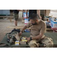 Un sapeur du 2e régiment étranger de génie (REG) mange sa ration à Hombori, au Mali.