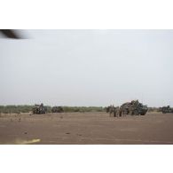 Des marsouins du 3e régiment d'infanterie de marine (RIMa) changent les roues de leur véhicule de l'avant blindé (VAB) dans la région de Serma, au Mali.