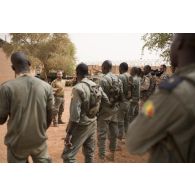 L'opérateur vidéo Matthieu Muller de l'ECPAD filme un instructeur du 126e régiment d'infanterie (RI) auprès de stagiaires maliens à Gao, au Mali.
