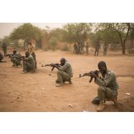 Des stagiaires maliens apprennent à manier leur fusil d'assaut de type AKM pour une formation au combat à Gao, au Mali.
