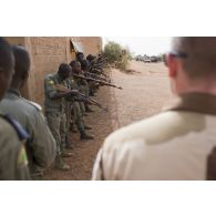 Le sergent Damien du 126e régiment d'infanterie (RI) assure une formation de réaction à l'embuscade à Gao, au Mali.