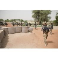 Des soldats français et maliens partent en patrouille à Tombouctou, au Mali.
