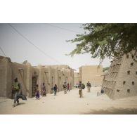 Des soldats patrouillent devant la mosquée de Sankoré à Tombouctou, au Mali.