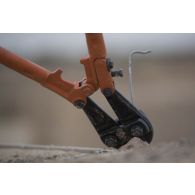 Un sapeur du 19e régiment du génie (RG) procède à la destruction d'un mirador pour la consolidation de l'enceinte de la base de Tombouctou, au Mali.