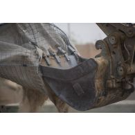 Une pelle hydraulique 317 du 19e régiment du génie (RG) procède à la destruction d'un mirador pour la consolidation de l'enceinte de la base de Tombouctou, au Mali.