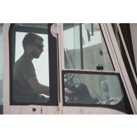 Un soldat de la Mission multidimensionnelle intégrée des Nations Unies pour la stabilisation au Mali (MINUSMA) pilote un chariot élévateur sur la base de Tombouctou, au Mali.