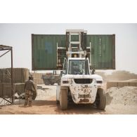 Un chariot élévateur de la Mission multidimensionnelle intégrée des Nations Unies pour la stabilisation au Mali (MINUSMA) transporte un container sur la base de Tombouctou, au Mali.