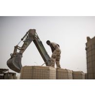 Un sapeur du 19e régiment du génie (RG) consolide l'enceinte de la base de Tombouctou, au Mali.