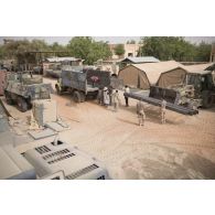 Des sapeurs du 19e régiment du génie (RG) aidés par des ouvriers civils déchargent du matériel pour la consolidation de l'enceinte de la base de Tombouctou, au Mali.