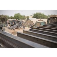 Des ouvriers civils déchargent du matériel pour la consolidation de l'enceinte de la base de Tombouctou, au Mali.