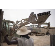Une engin du génie rapide de protection (EGRAP) du 19e régiment du génie (RG) transporte du matériel pour la consolidation de l'enceinte de la base de Tombouctou, au Mali.