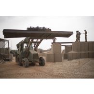 Une engin du génie rapide de protection (EGRAP) du 19e régiment du génie (RG) transporte du matériel pour la consolidation de l'enceinte de la base de Tombouctou, au Mali.