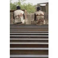 Des sapeurs du 19e régiment du génie (RG) construisent un abri pour la consolidation de l'enceinte de la base de Tombouctou, au Mali.