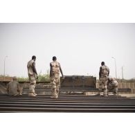 Des sapeurs du 19e régiment du génie (RG) construisent un abri pour la consolidation de l'enceinte de la base de Tombouctou, au Mali.