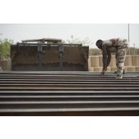 Un sapeur du 19e régiment du génie (RG) construit un abri pour la consolidation de l'enceinte de la base de Tombouctou, au Mali.