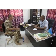 L'adjudant-chef Stéphane des actions civilo-militaires (CIMIC) discute avec le conseiller Jean Bosco Liadé, délégué des Nations Unies au bureau de la coordination des affaires humanitaires de la région de Tombouctou, au Mali.