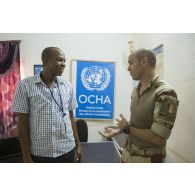 L'adjudant-chef Stéphane des actions civilo-militaires (CIMIC) discute avec le conseiller Jean Bosco Liadé, délégué des Nations Unies au bureau de la coordination des affaires humanitaires de la région de Tombouctou, au Mali.