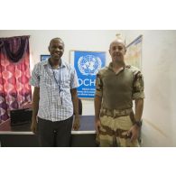 L'adjudant-chef Stéphane des actions civilo-militaires (CIMIC) discute avec le conseiller Jean Bosco Liadé, délégué des Nations Unies au bureau de la coordination des affaires humanitaires de la région de Tombouctou, au Mali.