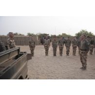 Le lieutenant-colonel Philippe Couturier préside une cérémonie de remise de galons auprès des soldats du 13e bataillon de chasseurs alpins (BCA) à Tombouctou, au Mali.