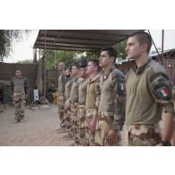 Rassemblement des soldats du 13e bataillon de chasseurs alpins (BCA) pour une remise de galons à Tombouctou, au Mali.