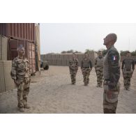 Le lieutenant-colonel Philippe Couturier remet les galons de sergent-chef au sergent Marc du 13e bataillon de chasseurs alpins (BCA) à Tombouctou, au Mali.