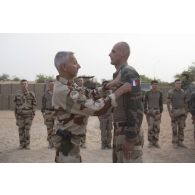 Le lieutenant-colonel Philippe Couturier remet les galons de sergent-chef au sergent Marc du 13e bataillon de chasseurs alpins (BCA) à Tombouctou, au Mali.