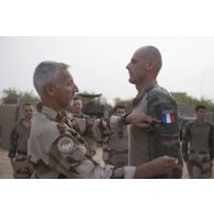 Le lieutenant-colonel Philippe Couturier remet les galons de sergent-chef au sergent Marc du 13e bataillon de chasseurs alpins (BCA) à Tombouctou, au Mali.