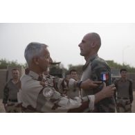 Le lieutenant-colonel Philippe Couturier remet les galons de sergent-chef au sergent Marc du 13e bataillon de chasseurs alpins (BCA) à Tombouctou, au Mali.