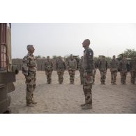 Le lieutenant-colonel Philippe Couturier remet les galons de sergent-chef au sergent Marc du 13e bataillon de chasseurs alpins (BCA) à Tombouctou, au Mali.