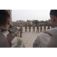 Le lieutenant-colonel Philippe Couturier préside une cérémonie de remise de galons auprès des soldats du 13e bataillon de chasseurs alpins (BCA) à Tombouctou, au Mali.