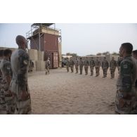 Le lieutenant-colonel Philippe Couturier préside une cérémonie de remise de galons auprès des soldats du 13e bataillon de chasseurs alpins (BCA) à Tombouctou, au Mali.