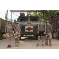 Portrait de groupe de l'équipe médicale du Service de santé des armées (SSA) à Tombouctou, au Mali.
