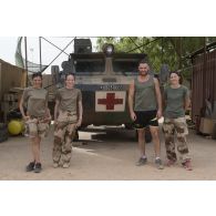Portrait de groupe de l'équipe médicale du Service de santé des armées (SSA) à Tombouctou, au Mali.