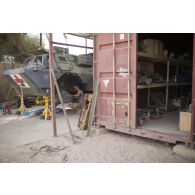 Le caporal Florian du 13e bataillon de chasseurs alpins (BCA) effectue la remise en état du système de roulage d'un véhicule de l'avant blindé (VAB) à Tombouctou, au Mali.