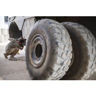 Le caporal Florian du 13e bataillon de chasseurs alpins (BCA) effectue la remise en état du système de roulage d'un véhicule de l'avant blindé (VAB) à Tombouctou, au Mali.