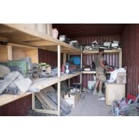 Le caporal Florian du 13e bataillon de chasseurs alpins (BCA) se procure une pièce de rechange dans le container de stockage de l'atelier de réparation à Tombouctou, au Mali.