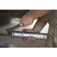 Le caporal Florian du 13e bataillon de chasseurs alpins (BCA) effectue la remise en état du système de roulage d'un véhicule de l'avant blindé (VAB) à Tombouctou, au Mali.