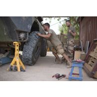 Le caporal Florian et le sergent-chef Eric du 13e bataillon de chasseurs alpins (BCA) effectue la remise en état du système de roulage d'un véhicule de l'avant blindé (VAB) à Tombouctou, au Mali.