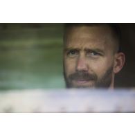 Le sergent-chef Eric du 13e bataillon de chasseurs alpins (BCA) contrôle le châssis d'un véhicule de l'avant blindé (VAB) à Tombouctou, au Mali.