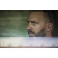 Le sergent-chef Eric du 13e bataillon de chasseurs alpins (BCA) contrôle le châssis d'un véhicule de l'avant blindé (VAB) à Tombouctou, au Mali.