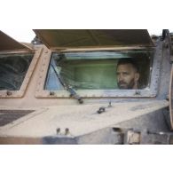 Le sergent-chef Eric du 13e bataillon de chasseurs alpins (BCA) contrôle le châssis d'un véhicule de l'avant blindé (VAB) à Tombouctou, au Mali.