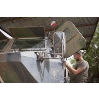 Le sergent-chef Eric du 13e bataillon de chasseurs alpins (BCA) supervise la maintenance opérationnelle d'un véhicule de l'avant blindé (VAB) à Tombouctou, au Mali.